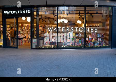 Bücher zur Weihnachtszeit Weihnachten Weihnachten in Waterstones Schaufenster im Broadgate Circle New Store 2022 London England UK KATHY DEWITT Stockfoto