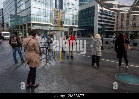 Abbildung zeigt Menschen, die während eines Streiks bei der flämischen öffentlichen Verkehrsgesellschaft De Lijn in ganz Flandern am Freitag, den 09. Oktober 2020 auf einen Bus warten. BELGA FOTO NICOLAS MAETERLINCK Stockfoto