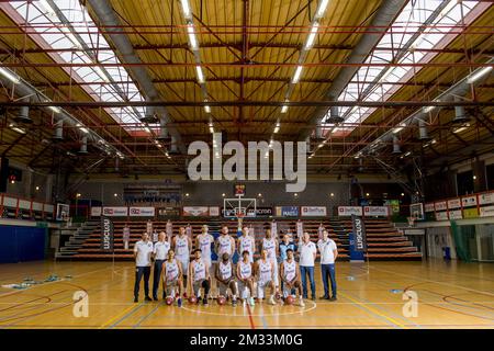 Obere Reihe (L-R), Assisten Coach Phivos Livaditis, Assistant Coach Fred Young, Ryan Richards, Viktor Iljins, Stephane Moris, Pavle Djurisic, Benjamin Raymond, General Manager nikkel Kebsi, Brüsseler Chairman Andre De Kandelaer, Head Coach Ian Hanavan, Lower row (L-R), Brussels' William Robeyns, Ayoub Nouhi, Thomas Massamba, Sean Pouedet, Louis Hazard und Elijah Tshibangu posieren bei einem Fotoshooting des belgischen Basketballteams Phoenix Brussels, vor der EuroMillions League 2020-2021, Freitag, den 09. Oktober 2020 in Brüssel. BELGA FOTO JASPER JACOBS Stockfoto