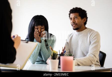 afroamerikanisches Paar, das für eine Paartherapie in der Praxis eines Psychologen sitzt - Beziehungskonzept in Schwierigkeiten und Krise - Fokus auf männerfoto Stockfoto