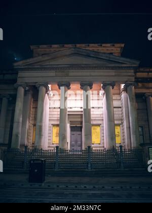 Kunstgalerie beleuchtet bei Nacht in Manchester. Stockfoto