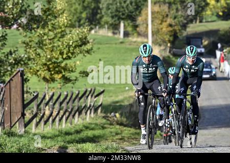 Bora-Hansgrohe-Fahrer in Aktion während einer Erkundungstour auf der Strecke „Ronde van Vlaanderen - Tour des Flandres - Tour of Flanders“, eintägiges Radrennen am Freitag, den 16. Oktober 2020. Die diesjährige Ausgabe findet nächsten Sonntag statt. BELGA FOTO DIRK WAEM Stockfoto