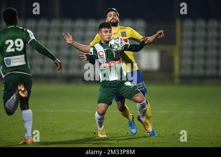 Lommels Manfred Alonso Ugalde Arce und Westerlos Pietro Perdichizzi kämpfen um den Ball während eines Fußballspiels zwischen SK Lommel und Westerlo am Samstag, den 17. Oktober 2020 in Lommel, am 7. Tag der zweiten Division der „Proximus League“ der belgischen Meisterschaft von 1B. BELGA FOTO YORICK JANSENS Stockfoto