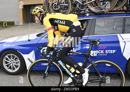 Belgisches Wout Van Aert vom Team Jumbo-Visma fährt das eintägige Radrennen „Ronde van Vlaanderen - Tour des Flandres - Tour of Flanders“, 241 km von Antwerpen nach Oudenaarde, Sonntag, 18. Oktober 2020. BELGA FOTO DIRK WAEM Stockfoto