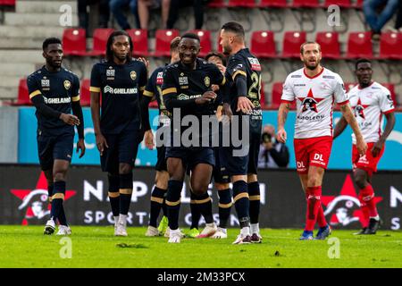 Der Martin Hongla aus Antwerpen feiert seine Feier, nachdem er am Sonntag, den 18. Oktober 2020 in Zulte, am 9. Tag der ersten Division der belgischen Meisterschaft „Jupiler Pro League“ ein Tor beim Fußballspiel zwischen SV Zulte-Waregem und dem Royal Antwerpen FC erzielt hat. BELGA FOTO KURT DESPLENTER Stockfoto