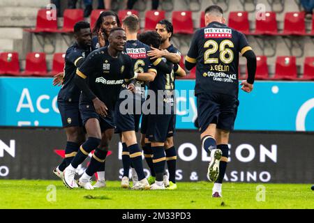 Der Martin Hongla aus Antwerpen feiert seine Feier, nachdem er am Sonntag, den 18. Oktober 2020 in Zulte, am 9. Tag der ersten Division der belgischen Meisterschaft „Jupiler Pro League“ ein Tor beim Fußballspiel zwischen SV Zulte-Waregem und dem Royal Antwerpen FC erzielt hat. BELGA FOTO KURT DESPLENTER Stockfoto