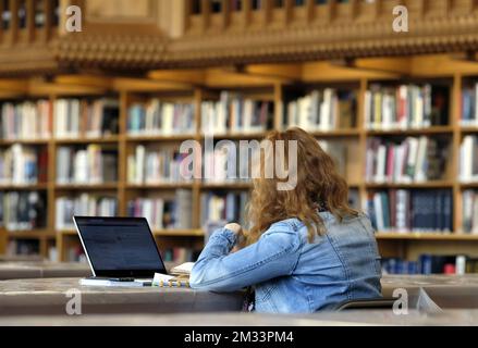 Abbildung zeigt Studenten, die in der Bibliothek arbeiten und die besonderen Sicherheitsmaßnahmen zur Bekämpfung der Covid-19-Pandemie an der KULeuven-Universität in Leuven, Montag, den 19. Oktober 2020, respektieren. In der anhaltenden Coronavirus-Krise kehrten die Studierenden seit Beginn des neuen akademischen Jahres im September an die Hochschulen und Universitäten zurück. BELGA FOTO ERIC LALMAND BELGA FOTO ERIC LALMAND Stockfoto