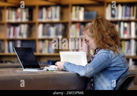 Abbildung zeigt Studenten, die in der Bibliothek arbeiten und die besonderen Sicherheitsmaßnahmen zur Bekämpfung der Covid-19-Pandemie an der KULeuven-Universität in Leuven, Montag, den 19. Oktober 2020, respektieren. In der anhaltenden Coronavirus-Krise kehrten die Studierenden seit Beginn des neuen akademischen Jahres im September an die Hochschulen und Universitäten zurück. BELGA FOTO ERIC LALMAND BELGA FOTO ERIC LALMAND Stockfoto