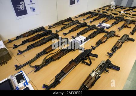 Abbildung zeigt Waffen während einer Pressekonferenz der Antwerpener Justizpolizei und der Staatsanwaltschaft am Dienstag, den 20. Oktober 2020 in Antwerpen. BELGA FOTO THIERRY ROGE Stockfoto