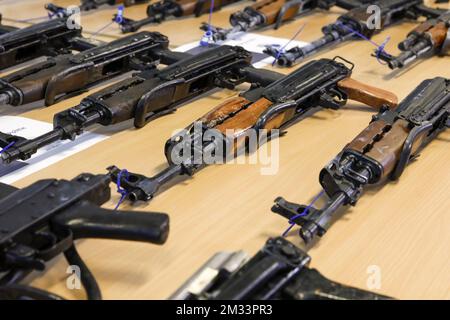 Abbildung zeigt Waffen während einer Pressekonferenz der Antwerpener Justizpolizei und der Staatsanwaltschaft am Dienstag, den 20. Oktober 2020 in Antwerpen. BELGA FOTO THIERRY ROGE Stockfoto