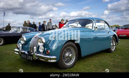 1959 Jaguar XK150 „888 DNW“ auf der Oktober-Scramble im Bicester Heritage Centre am 9.. Oktober 2022. Stockfoto