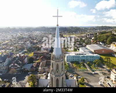 Eine Drohnenaufnahme der Kathedrale unserer Lieben Frau von Lourdes in Canela, Rio Grande do Sul, Brasilien Stockfoto