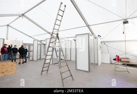 Abbildung zeigt eine neue Krankenhauseinrichtung, die in sechs Tagen auf dem Gelände des CHR Verviers Krankenhauses gebaut wurde, um den Kampf gegen das Covid-19 Pandemie, Dienstag, den 27. Oktober 2020. Die Einheit ist noch nicht bereit, Patienten aufzunehmen, aber die Sättigung ist hoch in den Krankenhäusern der Provinz Lüttich mit vielen neuen Patienten jeden Tag in dieser sogenannten zweiten Welle. BELGA FOTO BENOIT DOPPPAGNE Stockfoto