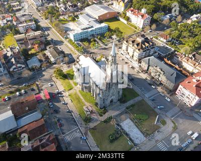 Eine Drohnenaufnahme der Kathedrale unserer Lieben Frau von Lourdes in Canela, Rio Grande do Sul, Brasilien Stockfoto