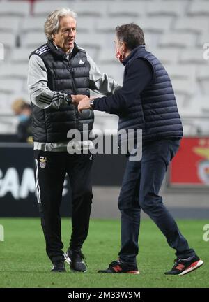 Benficas Cheftrainer Jorge Jesus und der Cheftrainer von Standard Philippe Montanier wurden nach einem Fußballspiel zwischen der portugiesischen Mannschaft SL Benfica und dem belgischen Verein Standard de Liege am Donnerstag, den 29. Oktober 2020 in Lissabon, Portugal, am zweiten Tag der Gruppenphase (Gruppe D) des UEFA Europa League-Wettbewerbs fotografiert. BELGA PHOTO VIRGINIE LEFOUR Stockfoto