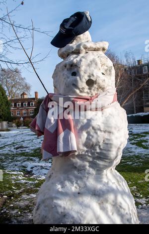 Eton, Windsor, Berkshire, Großbritannien. 14.. Dezember 2022. Die Jungs vom Eton College haben einen Schneemann auf dem Gelände des Eton College gebaut, während die Kälte weitergeht. Die Jungs vom Eton College machen morgen Feiertage. Kredit: Maureen McLean/Alamy Live News Stockfoto