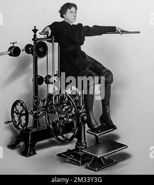 Ein Jahrgangsfoto aus dem 19.. Jahrhundert, auf dem eine Frau an einer Sportmaschine arbeitet, von Gustav Zander, schwedischer Orthopäde und Erfinder der Mechanotherapie Stockfoto