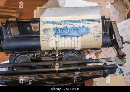 Klassische amerikanische Underwood-Schreibmaschine aus dem frühen 20.. Jahrhundert mit breitem Wagen und alten 1920er-Dokumenten auf einem antiken Schreibtisch Stockfoto