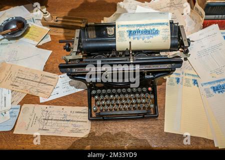 Klassische amerikanische Underwood-Schreibmaschine aus dem frühen 20.. Jahrhundert mit breitem Wagen und alten 1920er-Dokumenten auf einem antiken Schreibtisch Stockfoto