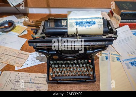 Klassische amerikanische Underwood-Schreibmaschine aus dem frühen 20.. Jahrhundert mit breitem Wagen und alten 1920er-Dokumenten auf einem antiken Schreibtisch Stockfoto