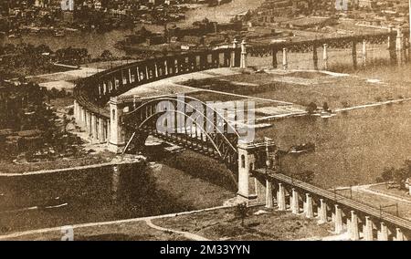 Ein Bild aus den 1930er Jahren, das die HÖLLENTORBRÜCKE New York zeigt, dann die größte Einspaltwelle im wo#rld. Früher hieß es New York Connecting Railroad Bridge oder East River Arch Bridge. Ursprünglich eine vierspurige Schiene und Anzeige, die von der verwendet wurde. New York und die Pennsylvania Railroad (PRR), New England und New York, New Haven und Hartford Railroad (NH). Stockfoto