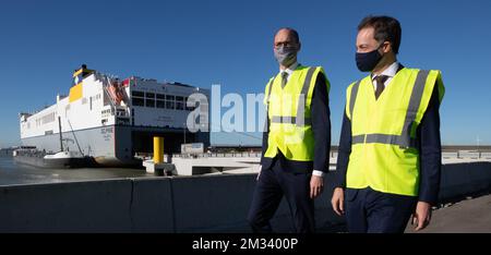 Der stellvertretende Ministerpräsident und Finanzminister Vincent Van Peteghem und Premierminister Alexander De Croo bildeten dies während eines Besuchs bei den Zollkontrollstellen in Zeebrugge am Dienstag, den 17. November 2020. BELGA FOTO BENOIT DOPPPAGNE Stockfoto