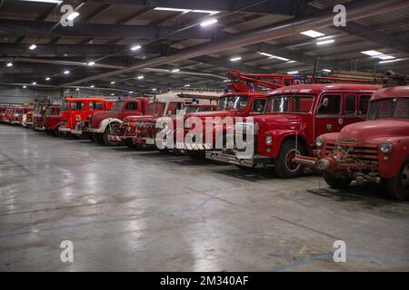 Verlegung des Inhalts des Feuerwehrmuseums von Aalst nach Ravels, Samstag, den 21. November 2020. Nach dreißig Jahren zieht das Feuerwehrmuseum von Aalst zum Weelde Depot, dem ehemaligen Militärgelände in Ravels. Die Sammlung des Museums umfasst 140 alte Feuerwehrfahrzeuge. Da einige Autos nicht mehr fahren können, werden die letzten 40 Autos am Samstag auf Tieflader geladen und in einer Säule zum neuen Museumsstandort BELGA FOTO NICOLAS MAETERLINCK transportiert Stockfoto