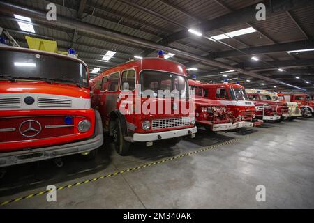 Verlegung des Inhalts des Feuerwehrmuseums von Aalst nach Ravels, Samstag, den 21. November 2020. Nach dreißig Jahren zieht das Feuerwehrmuseum von Aalst zum Weelde Depot, dem ehemaligen Militärgelände in Ravels. Die Sammlung des Museums umfasst 140 alte Feuerwehrfahrzeuge. Da einige Autos nicht mehr fahren können, werden die letzten 40 Autos am Samstag auf Tieflader geladen und in einer Säule zum neuen Museumsstandort BELGA FOTO NICOLAS MAETERLINCK transportiert Stockfoto