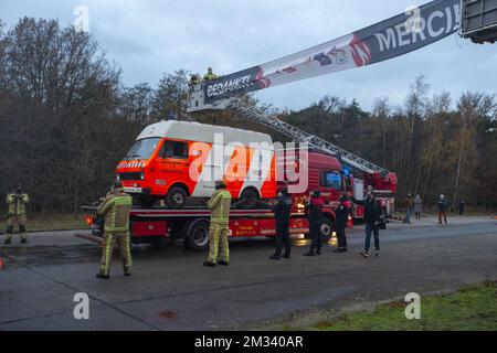 Verlegung des Inhalts des Feuerwehrmuseums von Aalst nach Ravels, Samstag, den 21. November 2020. Nach dreißig Jahren zieht das Feuerwehrmuseum von Aalst zum Weelde Depot, dem ehemaligen Militärgelände in Ravels. Die Sammlung des Museums umfasst 140 alte Feuerwehrfahrzeuge. Da einige Autos nicht mehr fahren können, werden die letzten 40 Autos am Samstag auf Tieflader geladen und in einer Säule zum neuen Museumsstandort BELGA FOTO NICOLAS MAETERLINCK transportiert Stockfoto