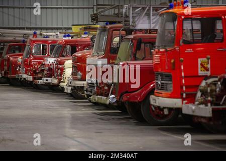 Verlegung des Inhalts des Feuerwehrmuseums von Aalst nach Ravels, Samstag, den 21. November 2020. Nach dreißig Jahren zieht das Feuerwehrmuseum von Aalst zum Weelde Depot, dem ehemaligen Militärgelände in Ravels. Die Sammlung des Museums umfasst 140 alte Feuerwehrfahrzeuge. Da einige Autos nicht mehr fahren können, werden die letzten 40 Autos am Samstag auf Tieflader geladen und in einer Säule zum neuen Museumsstandort BELGA FOTO NICOLAS MAETERLINCK transportiert Stockfoto