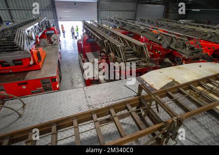 Verlegung des Inhalts des Feuerwehrmuseums von Aalst nach Ravels, Samstag, den 21. November 2020. Nach dreißig Jahren zieht das Feuerwehrmuseum von Aalst zum Weelde Depot, dem ehemaligen Militärgelände in Ravels. Die Sammlung des Museums umfasst 140 alte Feuerwehrfahrzeuge. Da einige Autos nicht mehr fahren können, werden die letzten 40 Autos am Samstag auf Tieflader geladen und in einer Säule zum neuen Museumsstandort BELGA FOTO NICOLAS MAETERLINCK transportiert Stockfoto