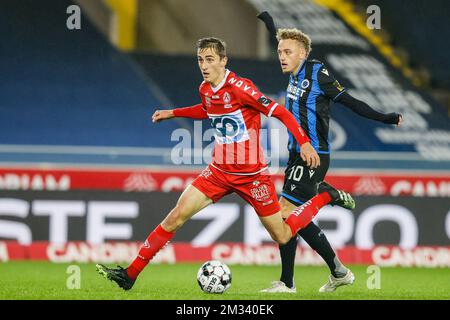 Julien De Sart von Kortrijk und Noa lang des Clubs kämpfen um den Ball während eines Fußballspiels zwischen dem Club Brügge und KV Kortrijk, Samstag, den 21. November 2020 in Brügge, am 13. Tag der ersten Division der „Jupiler Pro League“ der belgischen Meisterschaft. BELGA FOTO BRUNO FAHY Stockfoto