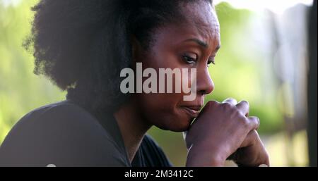 Besorgte, depressive Afrikanerin, die Verzweiflung und Verwirrung empfindet-1 Stockfoto