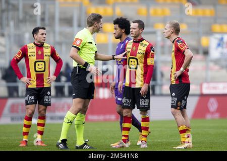 Ringrichter Lawrence Visser spricht mit Rob Schoofs von Mechelen während eines Fußballspiels zwischen KV Mechelen und Beerschot VA am Sonntag, den 29. November 2020 in Mechelen, am 14. Tag der ersten Division der belgischen Meisterschaft „Jupiler Pro League“. BELGA FOTO KRISTOF VAN ACCOM Stockfoto