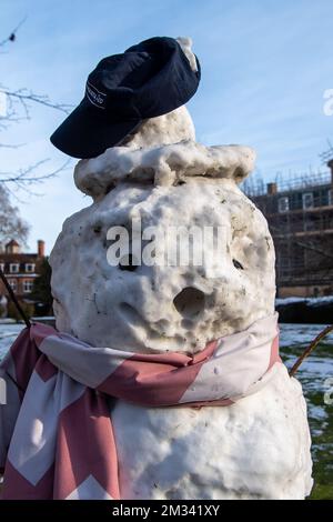 Eton, Windsor, Berkshire, Großbritannien. 14.. Dezember 2022. Die Jungs vom Eton College haben einen Schneemann auf dem Gelände des Eton College gebaut, während die Kälte weitergeht. Die Jungs vom Eton College machen morgen Feiertage. Kredit: Maureen McLean/Alamy Live News Stockfoto