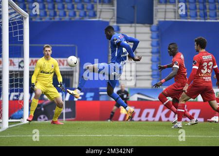 Genks Paul Onuachu erzielt 2-1 Punkte bei einem Fußballspiel zwischen KRC Genk und dem Royal Antwerp FC am Sonntag, den 06. Dezember 2020 in Genk, am 15. Tag der ersten Liga der „Jupiler Pro League“ der belgischen Meisterschaft. BELGA FOTO JOHAN EYCKENS Stockfoto