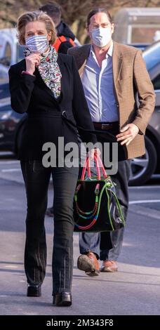 Prinzessin Delphine und ihr Mann Jim O'Hare sind vor der Gründung des Fonds Prinses Delphine van Saksen-Coburg Fonds im Universitätsklinikum Gent am Donnerstag, den 10. Dezember 2020, im Bild. Aus dem Fonds werden Initiativen zur Integration von Kunst in das Gesundheitswesen finanziert. Ihre Königliche Hoheit Delphine von Sachsen-Coburg gibt dem Fonds ihren Namen. BELGA FOTO BENOIT DOPPPAGNE Stockfoto