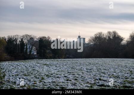 Eton, Windsor, Berkshire, Großbritannien. 14.. Dezember 2022. Schloss Windsor in der Ferne. Nach einem leichten Schneestaub Anfang der Woche in Eton bleibt Schnee bestehen, da die Temperaturen heute wieder unter dem Gefrierpunkt geblieben sind. Kredit: Maureen McLean/Alamy Live News Stockfoto