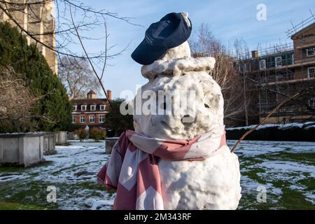 Eton, Windsor, Berkshire, Großbritannien. 14.. Dezember 2022. Die Jungs vom Eton College haben einen Schneemann auf dem Gelände des Eton College gebaut, während die Kälte weitergeht. Die Jungs vom Eton College machen morgen Feiertage. Kredit: Maureen McLean/Alamy Live News Stockfoto