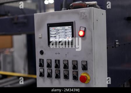 Das Innere ist moderne Ausrüstung in der Fabrik, experimentelle Ausrüstung. Arbeiten Sie mit Metall Stockfoto