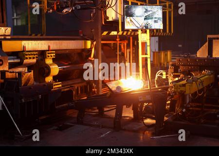 Das Innere ist moderne Ausrüstung in der Fabrik, experimentelle Ausrüstung. Arbeiten Sie mit Metall Stockfoto