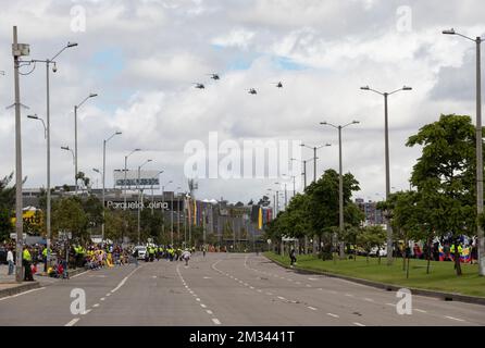 Auftrieb von Militärhubschraubern, die während der Unabhängigkeitstag-Militärparade über die Boyac Avenue fliegen Stockfoto