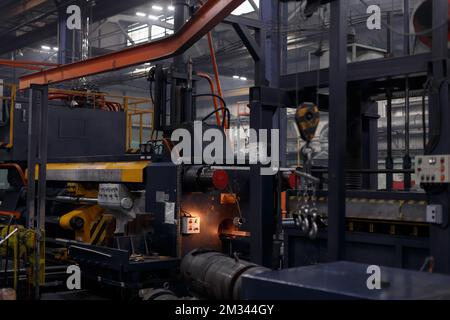 Das Innere ist moderne Ausrüstung in der Fabrik, experimentelle Ausrüstung. Arbeiten Sie mit Metall Stockfoto