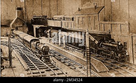 Ein Miniaturmodell aus den 30er Jahren des Bahnhofs Weymouth (Southern Railways) mit dem Atlantic Coast Express (rechts). Stockfoto