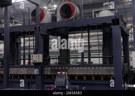 Das Innere ist moderne Ausrüstung in der Fabrik, experimentelle Ausrüstung. Arbeiten Sie mit Metall Stockfoto