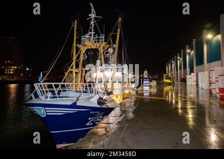 Abbildung zeigt ein Fischerboot, das am Freitag, den 18. Dezember 2020, in Zeebrugge auf der offenen Fischauktion (Vismijn - Visafslag - Minque) ankommt. Mit dem bevorstehenden Brexit befürchtet der Fischereisektor ein No-Deal, das ernste Folgen hätte. BELGA FOTO KURT DESPLENTER Stockfoto