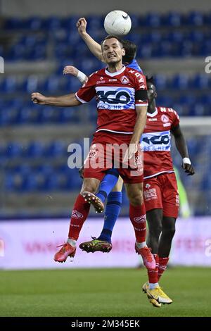 Kortrijks Yevhen Makarenko und Genks Bryan Heynen kämpfen um den Ball während eines Fußballspiels zwischen KRC Genk und KV Kortrijk am Samstag, den 19. Dezember 2020 in Genk, am Tag 17 der ersten Division der „Jupiler Pro League“ der belgischen Meisterschaft. BELGA FOTO JOHAN EYCKENS Stockfoto