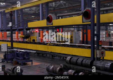 Das Innere ist moderne Ausrüstung in der Fabrik, experimentelle Ausrüstung. Arbeiten Sie mit Metall Stockfoto