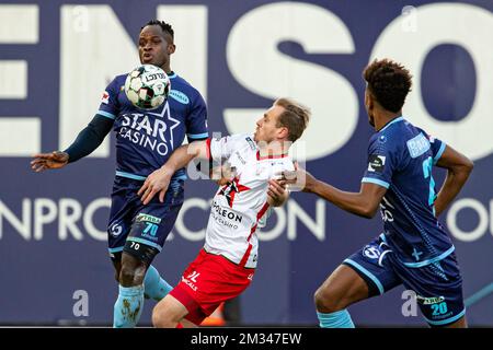 Mouscrons Serge Tabekou und Essevees Laurens De Bock kämpfen während eines Fußballspiels zwischen SV Zulte Waregem und Royal Excel Mouscron um den Ball, Samstag, den 09. Januar 2021 in Waregem, am Tag dreißig der ersten Division der „Jupiler Pro League“ der belgischen Meisterschaft. BELGA FOTO KURT DESPLENTER Stockfoto