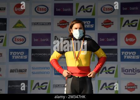 Die belgische Siegerin Sanne Cant feiert am Sonntag, den 10. Januar 2021 in Meulebeke mit dem nationalen Championionstrikot auf dem Podium der Frauenelitenrennen der belgischen Cyclocross-Meisterschaft. BELGA FOTO DAVID STOCKMAN Stockfoto